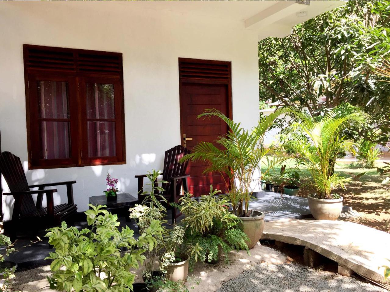 Damith Tourist Inn Mirissa Exterior photo